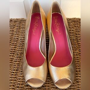 Lilly Pulitzer Brand Gold Metallic Peep‎ Toe Wedge Size 6M